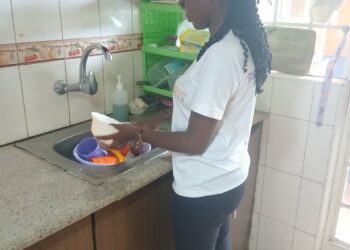 in der Kueche und beim klamotten waschen