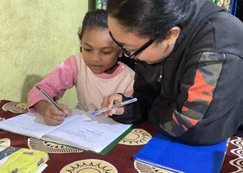 Ich helfe meiner Nichte bei den Hausaufgaben