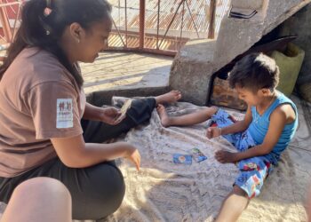 Ich spiele Karten mit meinem Neffen