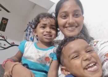 Hier bin ich mit den beiden lieben Kindern Madhav und Namasvi, auf die ich sechs Monate lang als Babysitterin aufgepasst habe